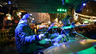 Advent u Zadru: Neno Belan i Fiumensi raspjevali i rasplesali i staro i mlado na Trgu Petra Zoranića Advent u Zadru: Neno Belan i Fiumensi raspjevali i rasplesali i staro i mlado na Trgu Petra Zoranića