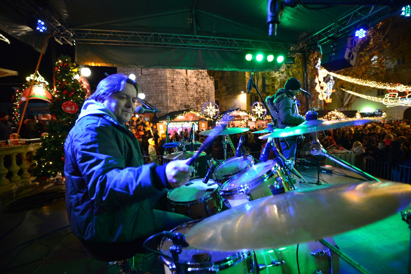 Advent u Zadru: Neno Belan i Fiumensi raspjevali i rasplesali i staro i mlado na Trgu Petra Zoranića Advent u Zadru: Neno Belan i Fiumensi raspjevali i rasplesali i staro i mlado na Trgu Petra Zoranića