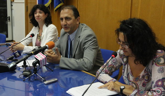 Zadar, 120710.
U velikoj vjecnici u gradskom poglavarstvu dogradonacelnik Zadra Drazen Grgurovic (u sredini) primio je djecu iz prijateljskog francuskog grada Romansa.
Foto: Vladimir Ivanov / CROPIX