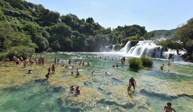 Rješenje za osvježenje: Kupanje u ledenoj rijeci Krki u NP Krka. Photo: Hrvoje Jelavić/PIXSELL