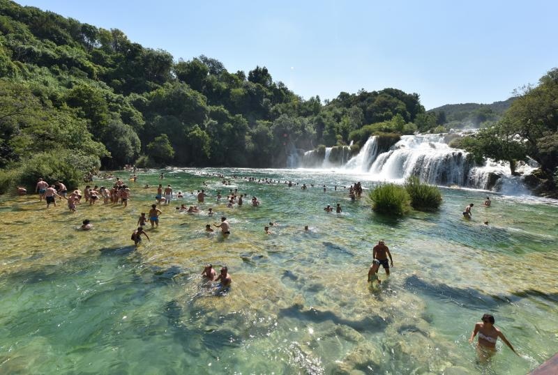 Rješenje za osvježenje: Kupanje u ledenoj rijeci Krki u NP Krka. Photo: Hrvoje Jelavić/PIXSELL