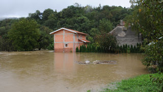 Rijeka Krapina se izlila iz svog korita nakon nekoliko dana neprekinutih kiša te je poplavila kuće i podrume u Zaprešiću, a vodostaj rijeke Save i dalje raste, Foto: Damir Krajac / CROPIX