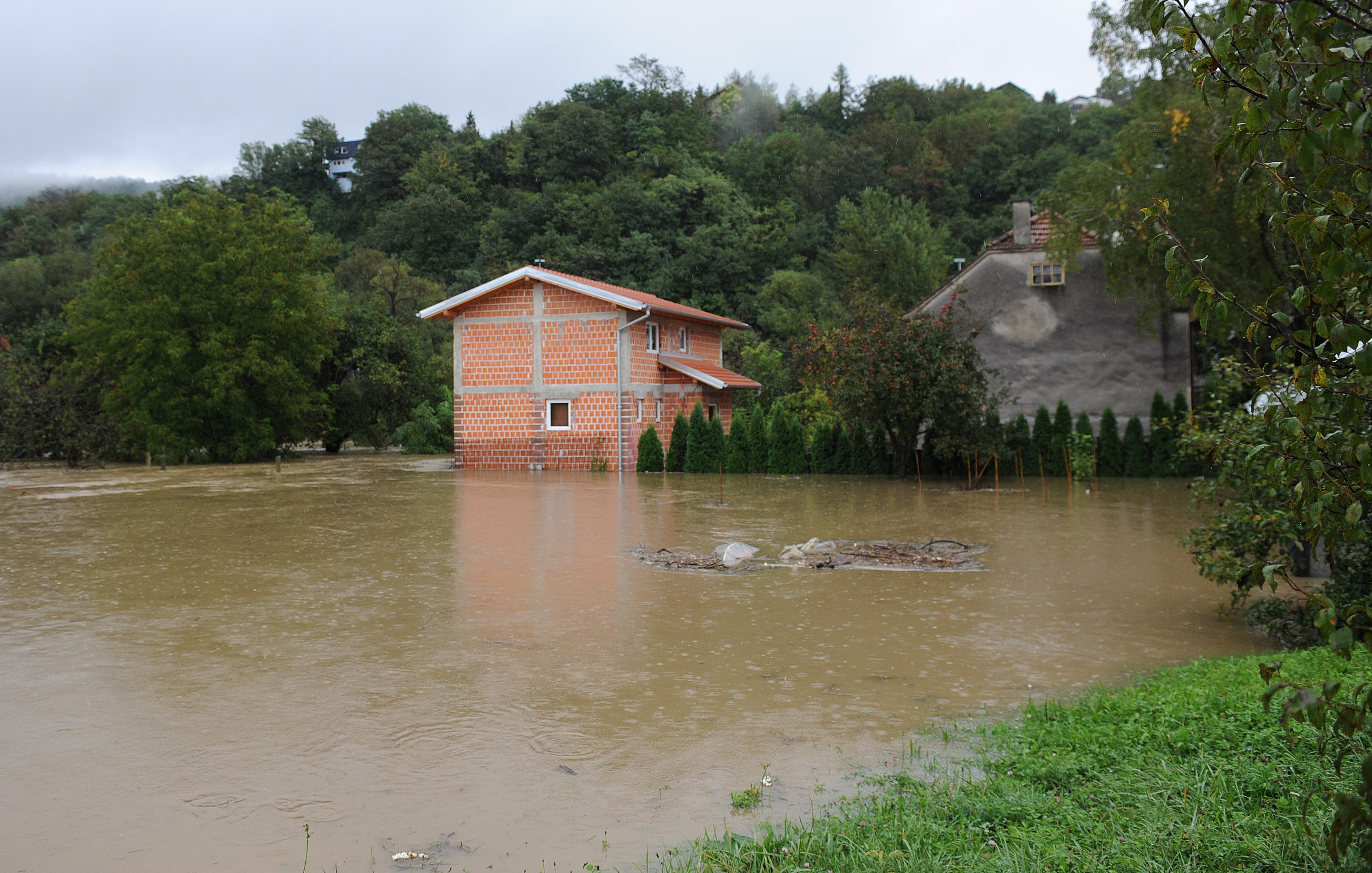 Rijeka Krapina se izlila iz svog korita nakon nekoliko dana neprekinutih kiša te je poplavila kuće i podrume u Zaprešiću, a vodostaj rijeke Save i dalje raste, Foto: Damir Krajac / CROPIX