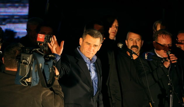 Pakostane, 201112.
Nekoliko dana nakon oslobadjajuce presude, general Ante Gotovina stigao je u svoje rodno mjesto, Pakostane, gdje su mu sugradjani pripremili veliki docek. Prema organizatorima, doceku je prisustvovalo oko 20.000 ljudi.
Foto: Jure Miskov