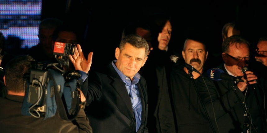 Pakostane, 201112.
Nekoliko dana nakon oslobadjajuce presude, general Ante Gotovina stigao je u svoje rodno mjesto, Pakostane, gdje su mu sugradjani pripremili veliki docek. Prema organizatorima, doceku je prisustvovalo oko 20.000 ljudi.
Foto: Jure Miskov