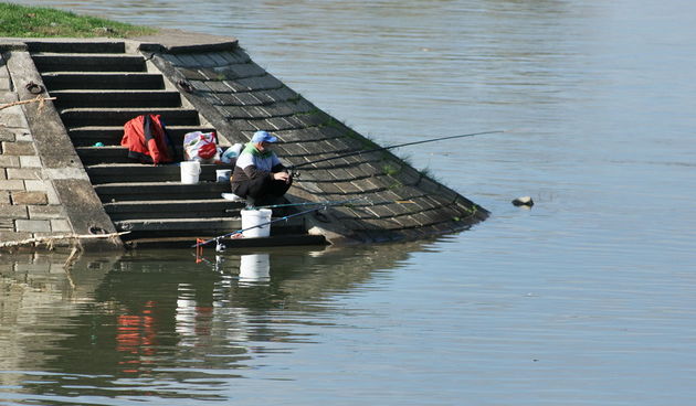 Osijek, 061112.
Drava koja se izlila u okolici Varazdina i poplavila kucanstva za sada ne prijeti Osjecanima. Naime vodostaj Drave kod Osijeka u zadnjih sedam sati je u opadanju za 6 cm. 
Na fotografiji: Drava kod Osijeka.
Foto: Emica Elvedji / Cropix