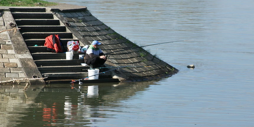 Osijek, 061112.
Drava koja se izlila u okolici Varazdina i poplavila kucanstva za sada ne prijeti Osjecanima. Naime vodostaj Drave kod Osijeka u zadnjih sedam sati je u opadanju za 6 cm. 
Na fotografiji: Drava kod Osijeka.
Foto: Emica Elvedji / Cropix