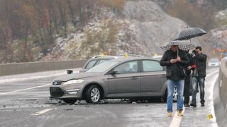 Na autocesti A1 poslije sv. Roka u smjeru Zagreba, kod tunela Krpani, u 6.15 sati sudarilo se 20-ak vozila u nekoliko lančanih sudara, Foto: Dino Stanin/PIXSELL Na autocesti A1 poslije sv. Roka u smjeru Zagreba, kod tunela Krpani, u 6.15 sati sudarilo se 20-ak vozila u nekoliko lančanih sudara, Foto: Dino Stanin/PIXSELL
