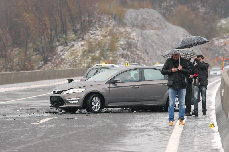 Na autocesti A1 poslije sv. Roka u smjeru Zagreba, kod tunela Krpani, u 6.15 sati sudarilo se 20-ak vozila u nekoliko lančanih sudara, Foto: Dino Stanin/PIXSELL Na autocesti A1 poslije sv. Roka u smjeru Zagreba, kod tunela Krpani, u 6.15 sati sudarilo se 20-ak vozila u nekoliko lančanih sudara, Foto: Dino Stanin/PIXSELL