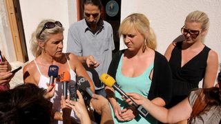 23.07.2013., Zadar – Zbog viska od 128 kn u blagajni, inspektori su jutros zapecatili ugostiteljski objekt “Macho” u centru grada. Vlasnicima iz Njemacke takodjer je izrecena novcana kazna od 20 000 kn. Oni najavljuju zalbu sudu u Strazburu. Photo: Dino