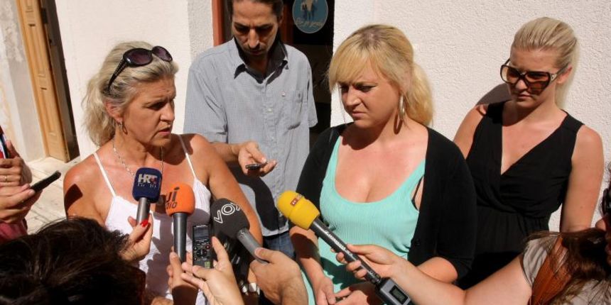 23.07.2013., Zadar – Zbog viska od 128 kn u blagajni, inspektori su jutros zapecatili ugostiteljski objekt “Macho” u centru grada. Vlasnicima iz Njemacke takodjer je izrecena novcana kazna od 20 000 kn. Oni najavljuju zalbu sudu u Strazburu. Photo: Dino