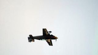 Aerodrom Vrsar domacin Red Bull Air Race Svjetskog prvenstva 2014. Red Bull Air Race okuplja najbolje svjetske pilote koji kombinacijom brzine, preciznosti i vjestine upravljaju okretnim avionima, provlaceci se kroz 25 m visoka vrata, do brzine od cak 370 Aerodrom Vrsar domacin Red Bull Air Race Svjetskog prvenstva 2014. Red Bull Air Race okuplja najbolje svjetske pilote koji kombinacijom brzine, preciznosti i vjestine upravljaju okretnim avionima, provlaceci se kroz 25 m visoka vrata, do brzine od cak 370