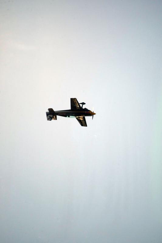 Aerodrom Vrsar domacin Red Bull Air Race Svjetskog prvenstva 2014. Red Bull Air Race okuplja najbolje svjetske pilote koji kombinacijom brzine, preciznosti i vjestine upravljaju okretnim avionima, provlaceci se kroz 25 m visoka vrata, do brzine od cak 370 Aerodrom Vrsar domacin Red Bull Air Race Svjetskog prvenstva 2014. Red Bull Air Race okuplja najbolje svjetske pilote koji kombinacijom brzine, preciznosti i vjestine upravljaju okretnim avionima, provlaceci se kroz 25 m visoka vrata, do brzine od cak 370