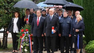 30.09.2013., Zadar – Na Gradskom groblju kod sredisnjeg kriza polozeni su vijenci stradalima u Domovinskom ratu povodom proslave dana obrane grada. Photo: Dino Stanin/PIXSELL Autor  Dino Stanin/PIXSELL KLJUČNE RIJEČI  polaganje vijenaca, obrana grada, o