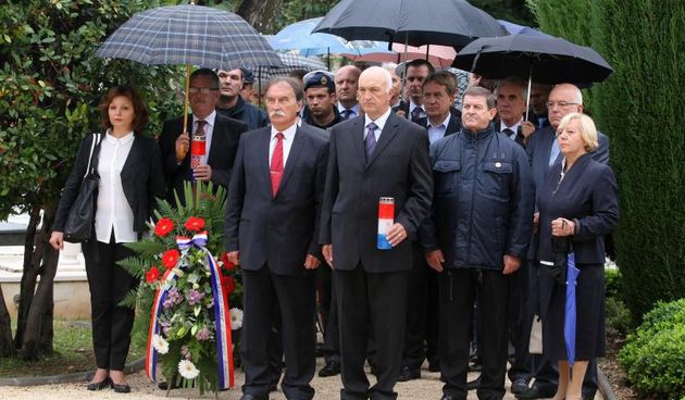 30.09.2013., Zadar – Na Gradskom groblju kod sredisnjeg kriza polozeni su vijenci stradalima u Domovinskom ratu povodom proslave dana obrane grada. Photo: Dino Stanin/PIXSELL Autor  Dino Stanin/PIXSELL KLJUČNE RIJEČI  polaganje vijenaca, obrana grada, o