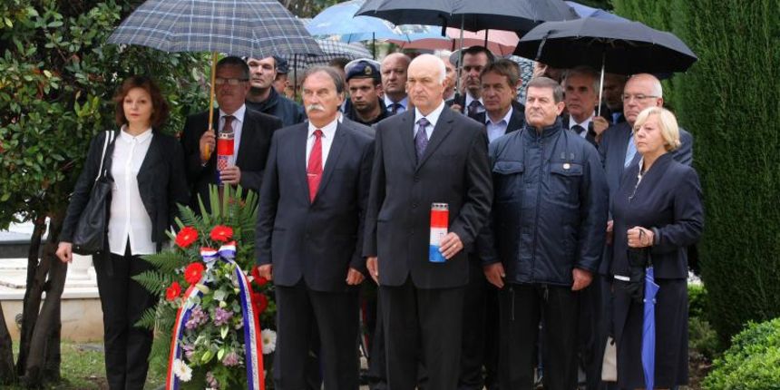 30.09.2013., Zadar – Na Gradskom groblju kod sredisnjeg kriza polozeni su vijenci stradalima u Domovinskom ratu povodom proslave dana obrane grada. Photo: Dino Stanin/PIXSELL Autor  Dino Stanin/PIXSELL KLJUČNE RIJEČI  polaganje vijenaca, obrana grada, o