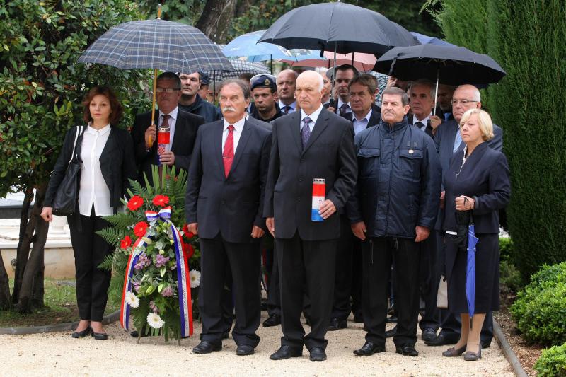 30.09.2013., Zadar – Na Gradskom groblju kod sredisnjeg kriza polozeni su vijenci stradalima u Domovinskom ratu povodom proslave dana obrane grada. Photo: Dino Stanin/PIXSELL Autor  Dino Stanin/PIXSELL KLJUČNE RIJEČI  polaganje vijenaca, obrana grada, o