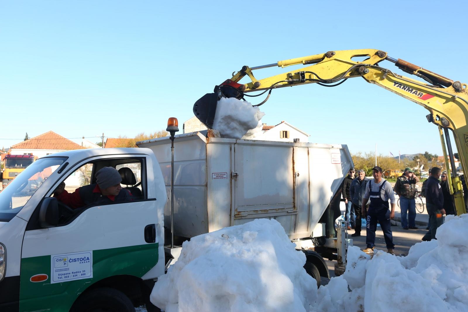 Kamioni puni snijega iz Like stigli u Veli Iž za skijašku utrku “Iška kraljica” Kamioni puni snijega iz Like stigli u Veli Iž za skijašku utrku “Iška kraljica”