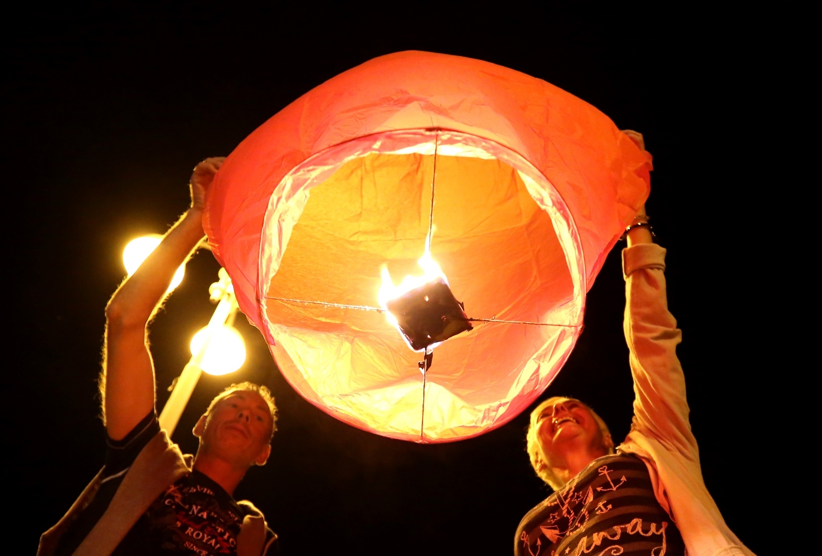 U Vodicama pušteni lampioni za tragično stradale vatrogasce na Kornatima U Vodicama pušteni lampioni za tragično stradale vatrogasce na Kornatima