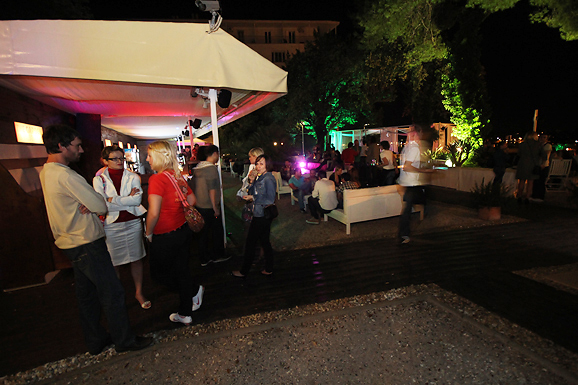 Image 953305 (auto) Image 953305 (auto)