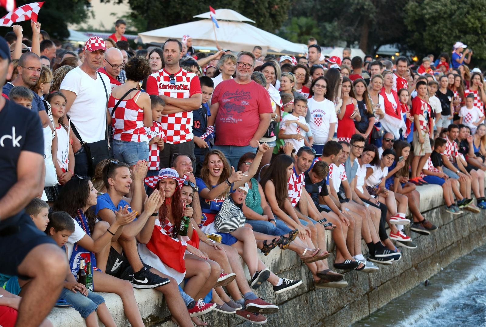 Svečani doček zadarskih Vatrenih: Jedrenjakom Branimir plovili od Gradskog mosta do gata na zadarskoj rivi