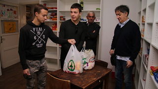 Zadarski maturanti donirali brašno Socijalnoj samoposluzi Zadarski maturanti donirali brašno Socijalnoj samoposluzi