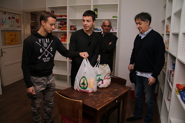 Zadarski maturanti donirali brašno Socijalnoj samoposluzi Zadarski maturanti donirali brašno Socijalnoj samoposluzi