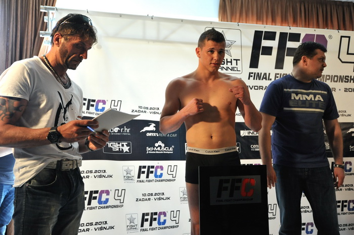 Zadar, 090513.
Sluzbeno vaganje sudionika za borilacki spektakl FFC 04 koji se sutra odrzava u dvorani na Visnjiku.
Foto: Luka Gerlanc / CROPIX Zadar, 090513.
Sluzbeno vaganje sudionika za borilacki spektakl FFC 04 koji se sutra odrzava u dvorani na Visnjiku.
Foto: Luka Gerlanc / CROPIX