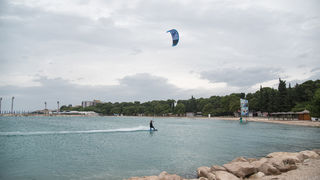 Južina nekima donosi glavobolju, surferima i kajterima je prava radost. Tako je bilo i jučer. Na biogradskoj plaži Dražica okupilo se dvadesetak ljubitelja vjetra, većina iz kiteboarding kluba Badevana-surf iz Zagreba. Iako su po meteorološkoj prognozi oč