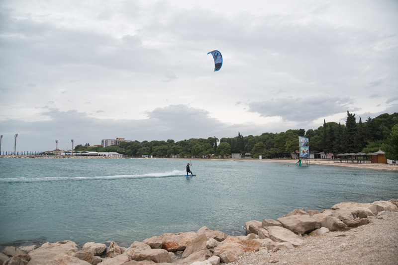 Južina nekima donosi glavobolju, surferima i kajterima je prava radost. Tako je bilo i jučer. Na biogradskoj plaži Dražica okupilo se dvadesetak ljubitelja vjetra, većina iz kiteboarding kluba Badevana-surf iz Zagreba. Iako su po meteorološkoj prognozi oč