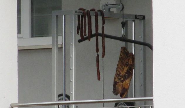 Slanina i kobasice na Bandićevom balkonu (Foto: 24sata.hr)