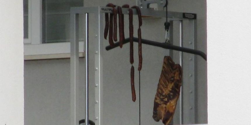 Slanina i kobasice na Bandićevom balkonu (Foto: 24sata.hr) Slanina i kobasice na Bandićevom balkonu (Foto: 24sata.hr)