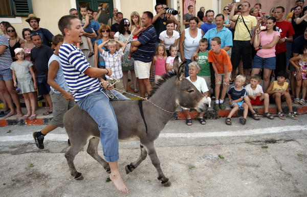 Sali, Dugi otok, 100809.
“Svako misto svoju festu ima…”, no ne traje svaka festa tri dana kao ona u mjestu Sali na Dugom otoku. Saljske uzance, kako mjestani nazivaju svoju festu, odrzava se ove godine po pedeseti put, kao i svake godine dosad, vikend p Sali, Dugi otok, 100809.
“Svako misto svoju festu ima…”, no ne traje svaka festa tri dana kao ona u mjestu Sali na Dugom otoku. Saljske uzance, kako mjestani nazivaju svoju festu, odrzava se ove godine po pedeseti put, kao i svake godine dosad, vikend p