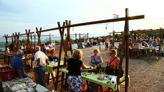 Na vidikovcu Kamenjak održan 5. Sajam lokalnih proizvoda ”Luka i igara” Na vidikovcu Kamenjak održan 5. Sajam lokalnih proizvoda ”Luka i igara”