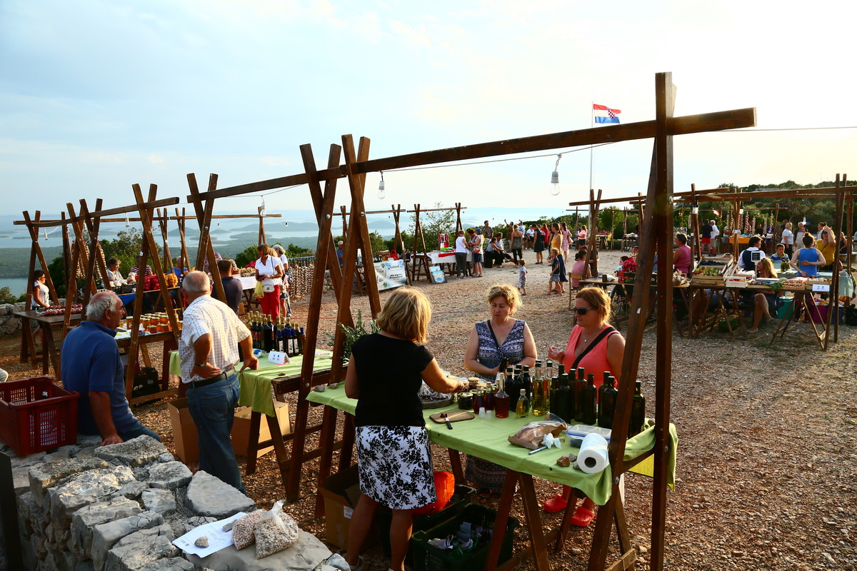 Na vidikovcu Kamenjak održan 5. Sajam lokalnih proizvoda ”Luka i igara” Na vidikovcu Kamenjak održan 5. Sajam lokalnih proizvoda ”Luka i igara”