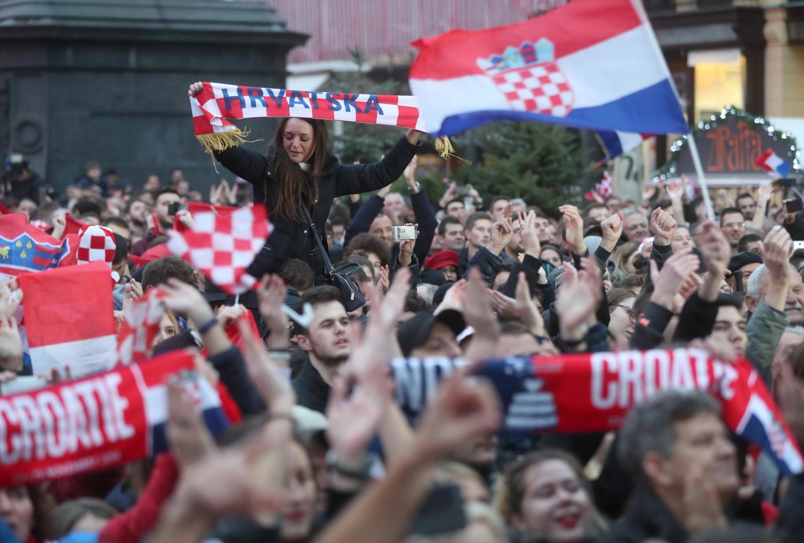 Zlatne tenisače na Trgu bana Josipa Jelačića dočekale tisuće navijača Zlatne tenisače na Trgu bana Josipa Jelačića dočekale tisuće navijača