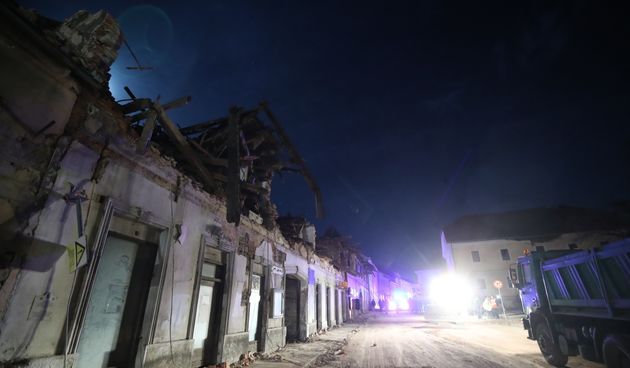 Puste ulice Petrinje u noći nakon što je grad razrušio potres