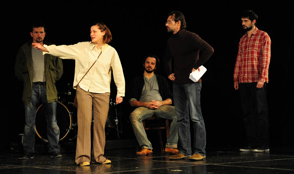 Zadar, 21.01.2013. snimio: Nenad Marčev
TEATAR EXIT, Zagreb
Saša Anočić
KAUBOJI
redatelj: Saša Anočić
igraju: Živko Anočić, Matija Antolić,
Hrvoje Barišić, Krunoslav Klabučar,
Rakan Rushaidat, Radovan Ruždjak i Ivana Rushaidat
izvan pre Zadar, 21.01.2013. snimio: Nenad Marčev
TEATAR EXIT, Zagreb
Saša Anočić
KAUBOJI
redatelj: Saša Anočić
igraju: Živko Anočić, Matija Antolić,
Hrvoje Barišić, Krunoslav Klabučar,
Rakan Rushaidat, Radovan Ruždjak i Ivana Rushaidat
izvan pre