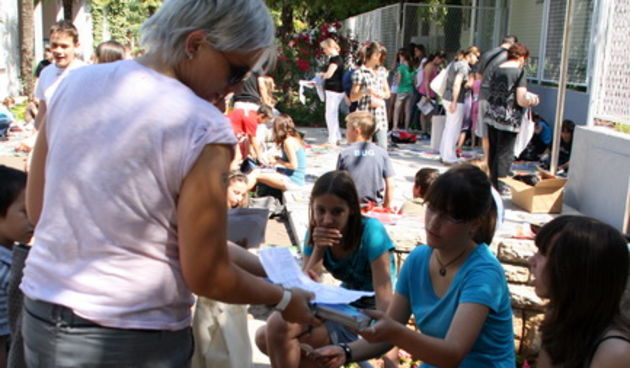 Razmjena udzbenika ispred Gradske knjiznice Zadar