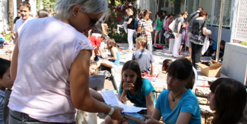 Razmjena udzbenika ispred Gradske knjiznice Zadar Razmjena udzbenika ispred Gradske knjiznice Zadar