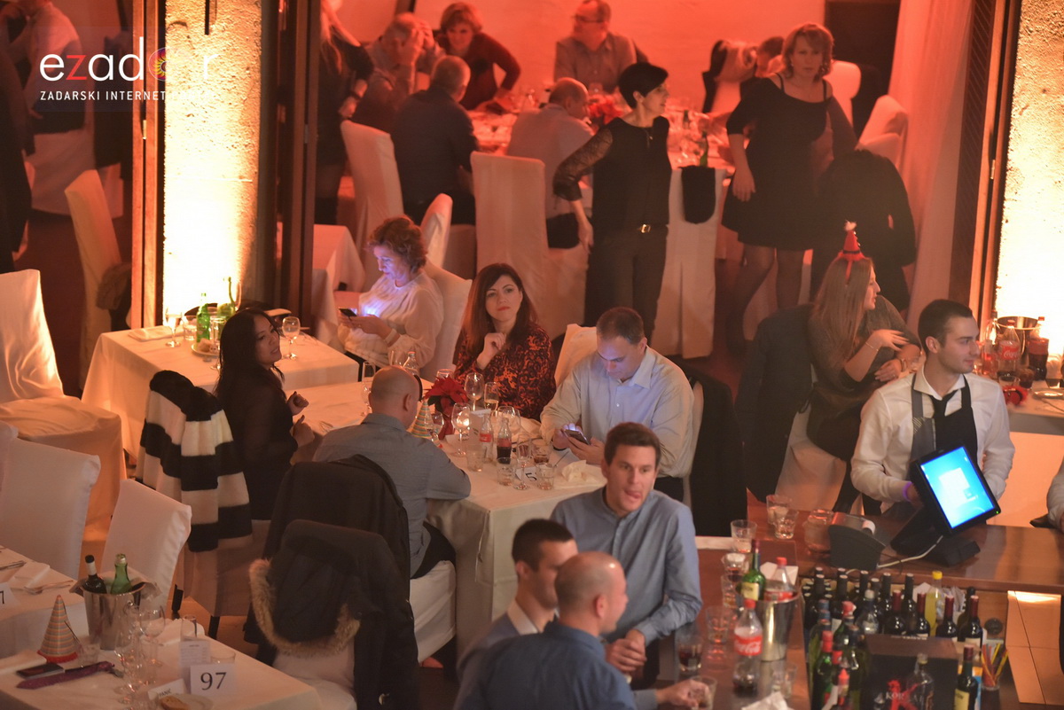 Tisuće Zadrana uživalo na krcatom Narodnom trgu i Tgu Petra Zoranića uz Tomislava Bralića i klapu Intrade Tisuće Zadrana uživalo na krcatom Narodnom trgu i Tgu Petra Zoranića uz Tomislava Bralića i klapu Intrade