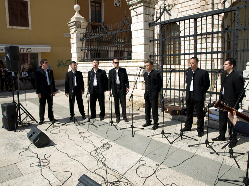 Klapa Kadena na Narodnom trgu, 12. travnja 2009.