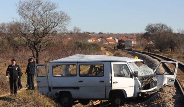Vlak naletio na kombi, jedna osoba poginula, foto: CROPIX