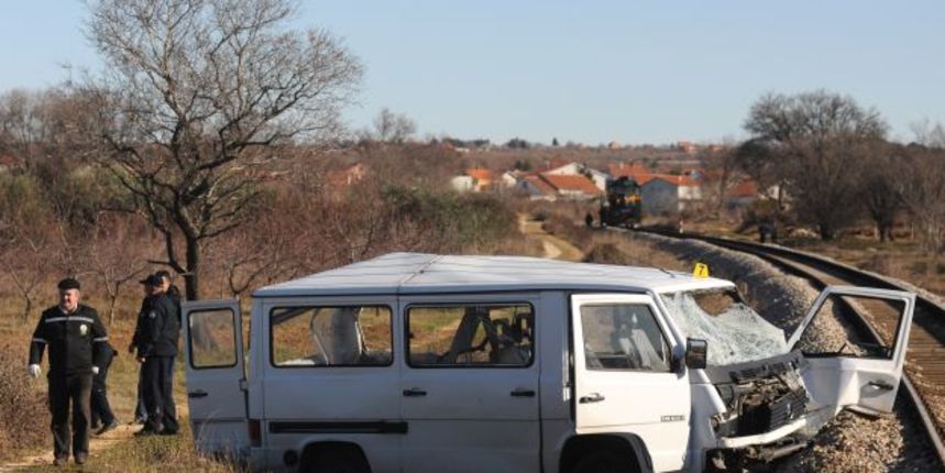 Vlak naletio na kombi, jedna osoba poginula, foto: CROPIX