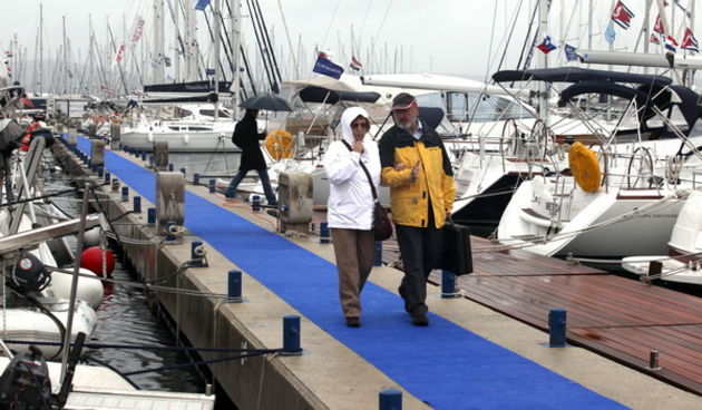Biograd, 221009.
Danas je u Biogradu otvoren  11. nauticki sajam Biograd boat show.
Sajam je otvorio Mario Bacic iz ministarstva mora.
Kisno i oblacno vrijeme utjecalo je na posjetu sajmu.
Foto: Vladimir Ivanov / CROPIX