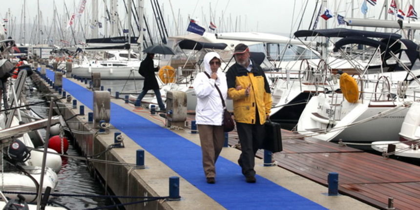 Biograd, 221009.
Danas je u Biogradu otvoren  11. nauticki sajam Biograd boat show.
Sajam je otvorio Mario Bacic iz ministarstva mora.
Kisno i oblacno vrijeme utjecalo je na posjetu sajmu.
Foto: Vladimir Ivanov / CROPIX