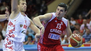 Katowice, 190909. Dvorana Sport Arena Spodek. Europsko prvenstvo u kosarci u Poljskoj, razigravanje izmedju Rusije i Hrvatske za odlazak na Svjetsko prvenstvo u Turskoj slijedece godine. Na slici: Marko Banic i Monya. Foto: Drago Sopta  / CROPIX