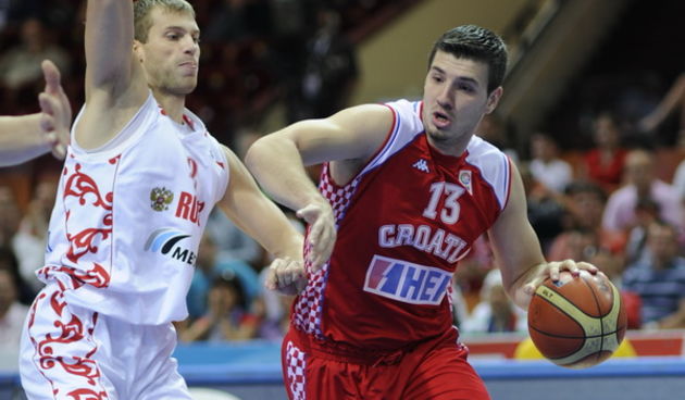 Katowice, 190909. Dvorana Sport Arena Spodek. Europsko prvenstvo u kosarci u Poljskoj, razigravanje izmedju Rusije i Hrvatske za odlazak na Svjetsko prvenstvo u Turskoj slijedece godine. Na slici: Marko Banic i Monya. Foto: Drago Sopta  / CROPIX