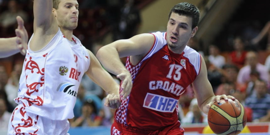 Katowice, 190909. Dvorana Sport Arena Spodek. Europsko prvenstvo u kosarci u Poljskoj, razigravanje izmedju Rusije i Hrvatske za odlazak na Svjetsko prvenstvo u Turskoj slijedece godine. Na slici: Marko Banic i Monya. Foto: Drago Sopta / CROPIX Katowice, 190909. Dvorana Sport Arena Spodek. Europsko prvenstvo u kosarci u Poljskoj, razigravanje izmedju Rusije i Hrvatske za odlazak na Svjetsko prvenstvo u Turskoj slijedece godine. Na slici: Marko Banic i Monya. Foto: Drago Sopta / CROPIX