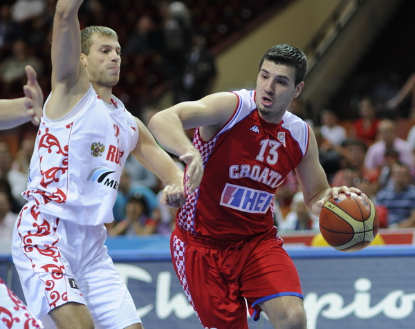 Katowice, 190909. Dvorana Sport Arena Spodek. Europsko prvenstvo u kosarci u Poljskoj, razigravanje izmedju Rusije i Hrvatske za odlazak na Svjetsko prvenstvo u Turskoj slijedece godine. Na slici: Marko Banic i Monya. Foto: Drago Sopta  / CROPIX
